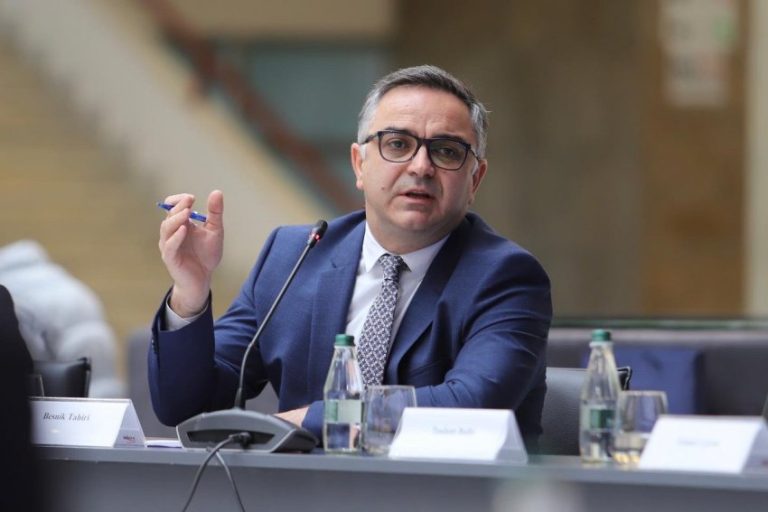 Tahiri i AAK-së: Do të angazhohemi që paga të jetë 1 mijë euro dhe në miratimin e sigurimeve shëndetësore