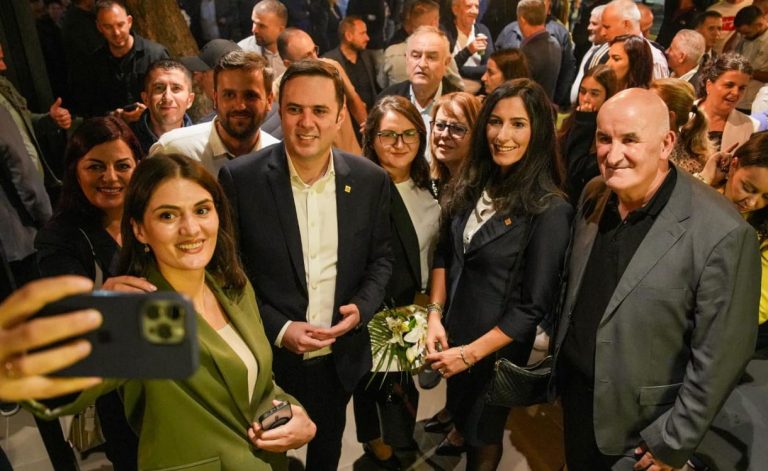 Abdixhiku viziton Vitinë: Na pret fushatë e bukur përpara