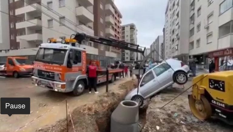 Punimet në rrugën “Hajrullah Zymi” në Fushë Kosovë, vetura bie në gropë