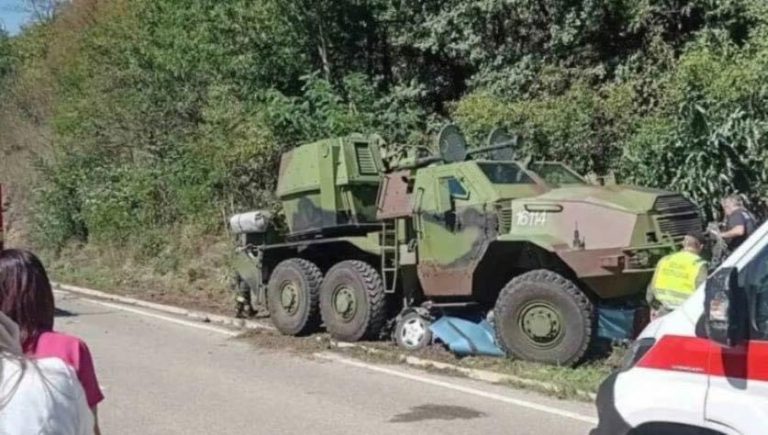 Autoblinda e ushtrisë serbe aksidentohet me një veturë, humbin jetën pesë persona