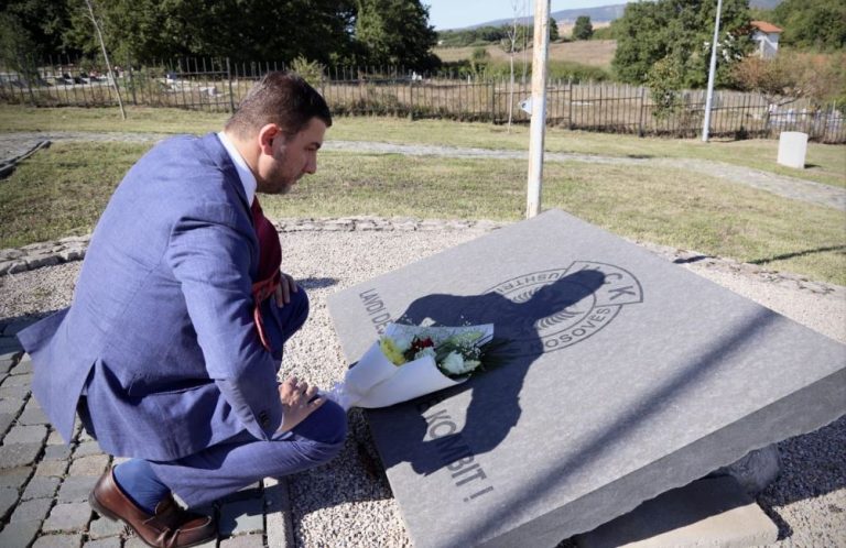 Krasniqi kujton Fehmi e Xhevë Lladrovcin në 26-vjetorin e rënies