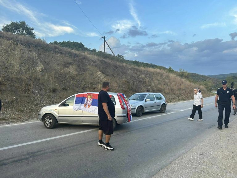 Serbët bllokojnë rrugën në Merdarë, përdorin veturat si barrikada