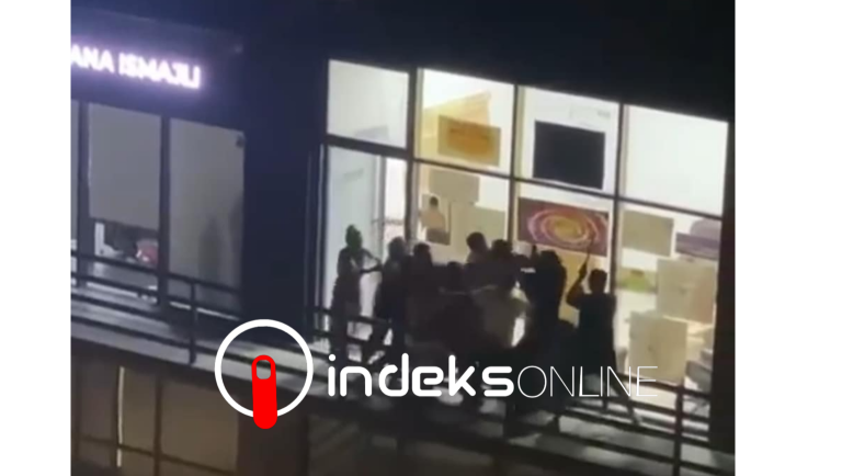 Pamje të reja nga rrahja në Emshir, përdoren edhe shkopinjtë, britma femrash