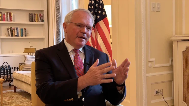 Hill: Kush devijon nga dialogu, devijon nga politika e jonë – Serbia po bën gjënë e duhur