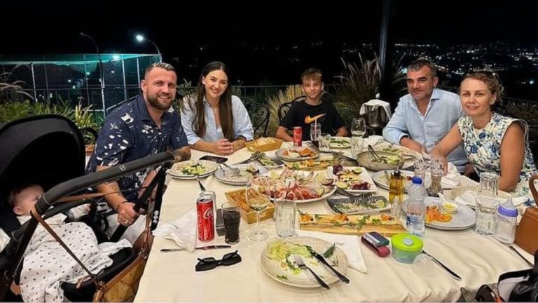 Luiz Ejlli relaksohet në plazh krah vjehrrit të tij