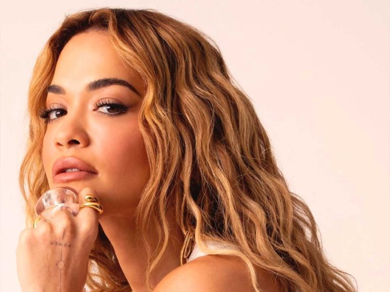 Rita Ora merr gjithë vëmendjen, tregon më shumë se që duhët me fustanin transparent
