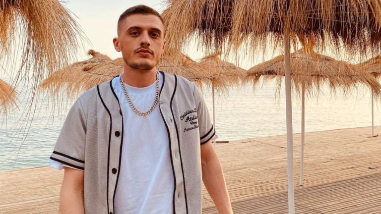 Edhe Bardhi e fali sot xhumanë, ja kë takoi në Xhami! Publikon foto nga Xhamia!
