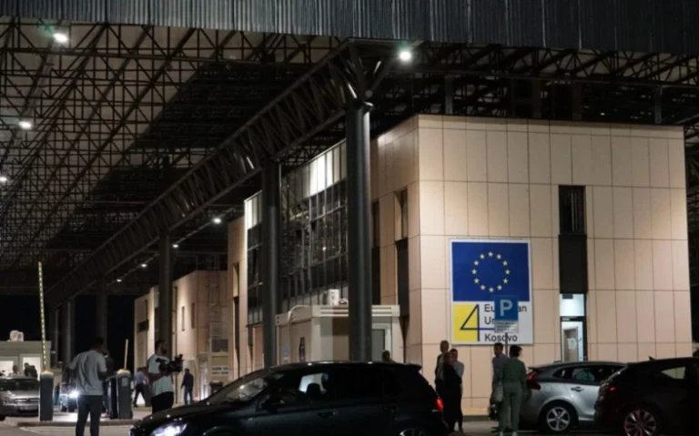 Mbyllet për qarkullim pika kufitare në Bërnjak: Ekstremistë serbë të maskuar kthejnë me forcë një familje kosovare mbrapsht