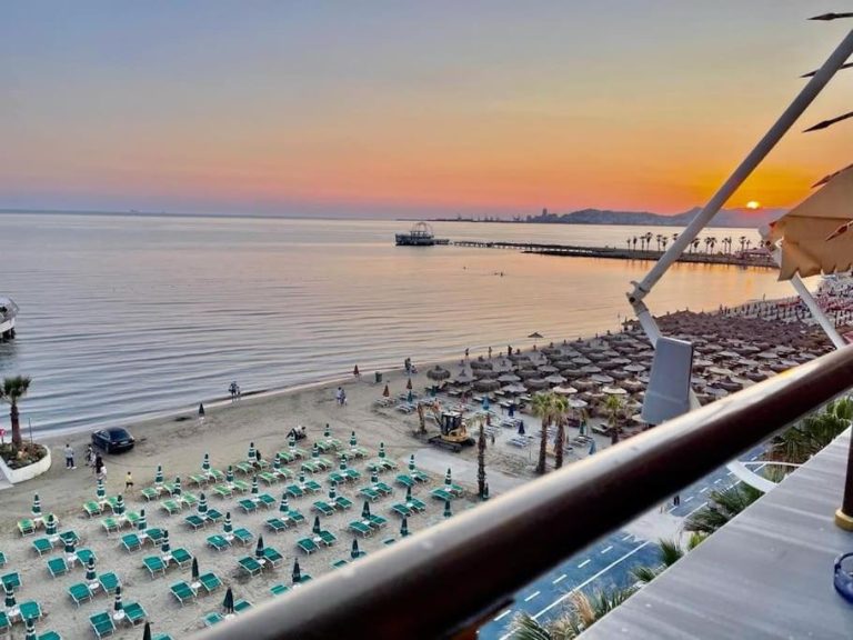 E rëndë: Vdes një grua në plazhin e Durrësit