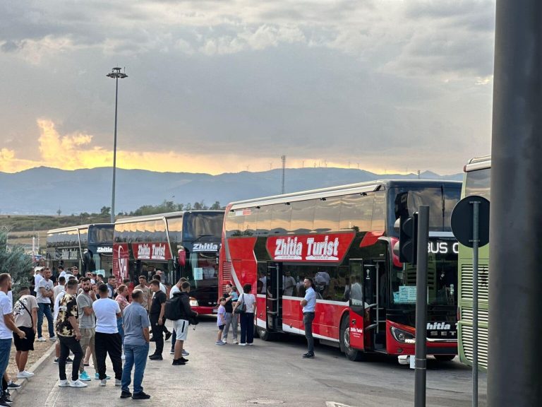 Autobusët e parë dalin nga Kosova, nga kufiri në Merdarë
