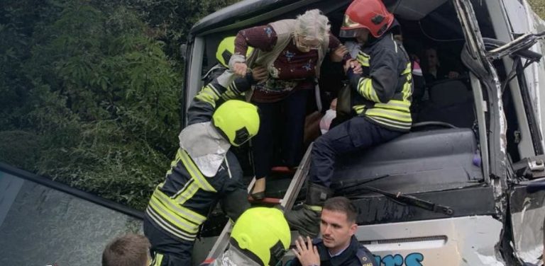 Autobusi që u aksidentua me kamionin po transportonte pensionistët në një udhëtim në Shqipëri