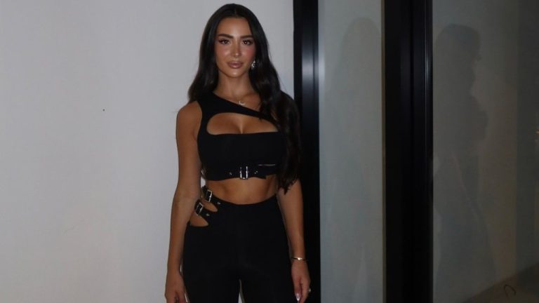 Alba shfaqet në krahët e personit të zemrës, i shpreh dashurinë publikisht