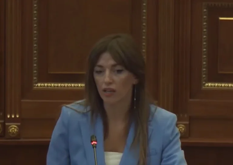 “Nuk keni të drejtë të komentoni”, ministrja Haxhiu bën veprimin e papritur pasi Bogujevci ia ndërpreu fjalën