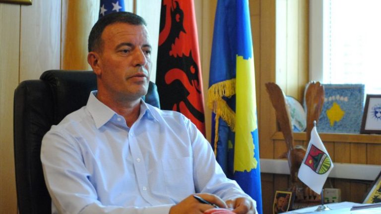 Vëllai për motrën, Xhafer Gashi e pret në zyrë motrën e tij, këngëtaren e njohur