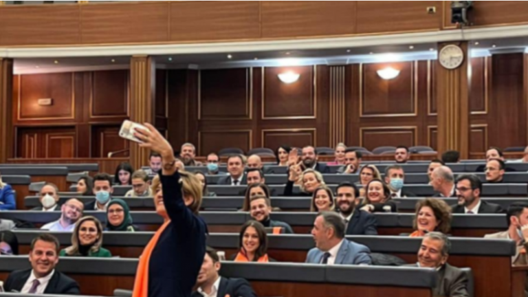 Deputetja e VV-së zbulon ëndrrën e fëmijërisë: ‘Kam dashur të bëhem mësuese’