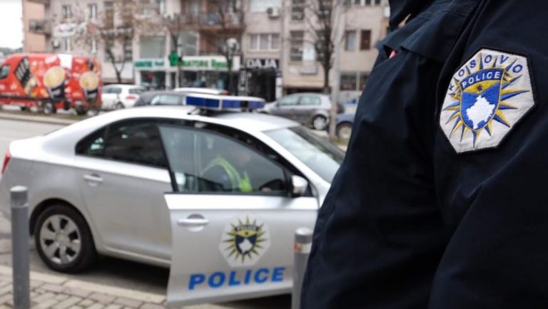 Policia shpall në kërkim një person, ia publikon foton