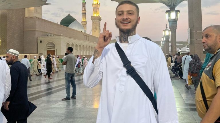 “Allahu të shpërbleftë me durim”, kush është ish-këngëtarja që po lutet për Feron