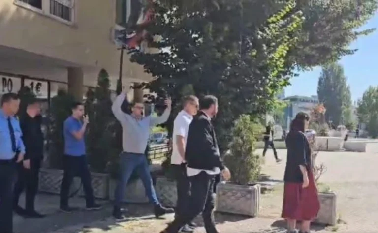 Rizvanolli dhe Krasniqi përcillen sërish me fishkëllima në Mitrovicë të Veriut