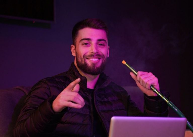 Meritoni takohet me djalin, publikon momentin emocionues