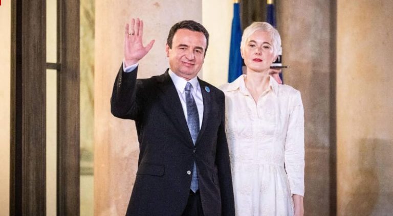 Gruaja e Albin Kurtit takohet me dy artistet e njohura shqiptare, publikohen fotot
