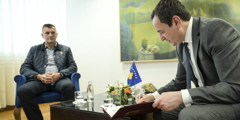 Albin Kurti shkarkon zëvendësministrin serb