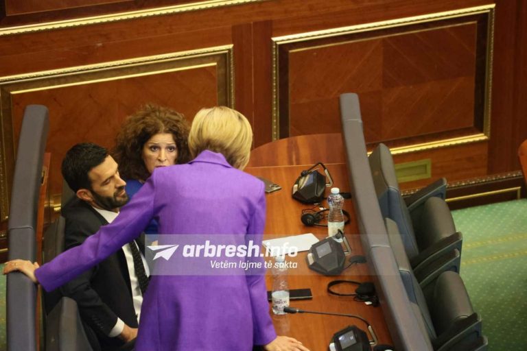 Dy deputetë të Vetëvendosjes ulen pranë deputetëve të PDK-së, intervenon Mimoza Kusari-Lila