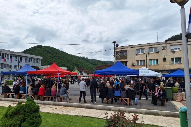 Serbët paralajmërojn protestë nesër në veri
