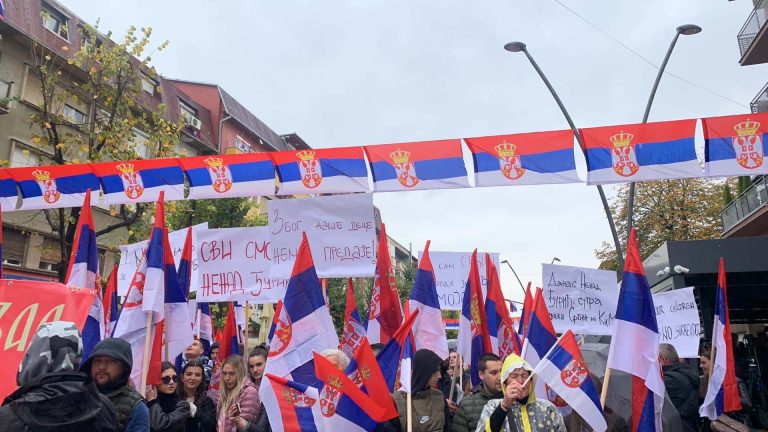 Serbët protestojnë sot në veri