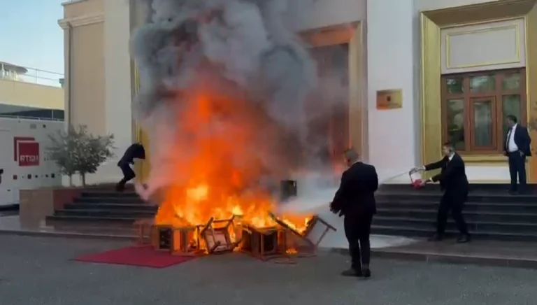 Deputetët e PD i vënë zjarrin karrigeve jashtë Kuvendit, flakët dalin jashtë kontrollit