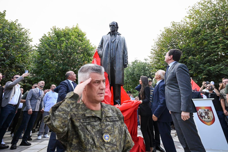 Aktivisti godet Kurtin: “Shyqyr që është Hashim Thaçi gjallë, se përmendore i kishin vendosë për vota”