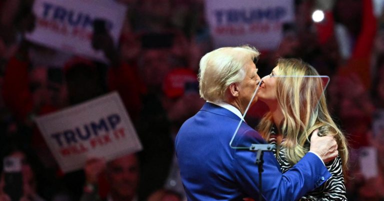 Melanie u shfaq në tubimin e parë të Trumpit, momente të sikletshëme, s’i ndalin puthjet