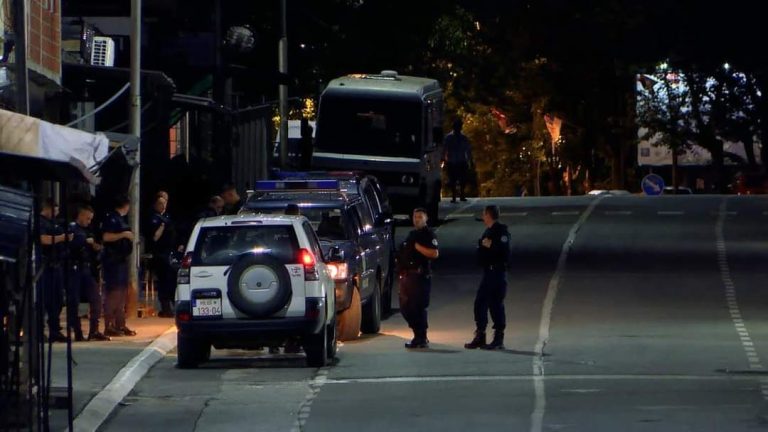 Bllokohet Lagjja e Boshnjakëve në veri të Mitrovicës, Policia në vendin e ngjarjes
