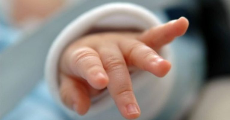 “Mund ti ketë rënë nga dora infermierëve -‘Shkova ta merrja në shtëpi, e gjeta të vdekur’! Foshnja ndërroi jetë në spital flet babai