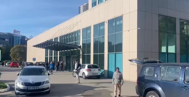 Policia zbarkon në Ministrinë e Liburn Aliut