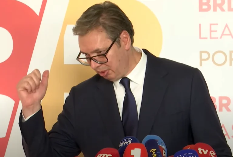 Momenti kur Vuçiq nervozohet me gazetarin malazez që iu referua Kosovës si Republikë – VIDEO