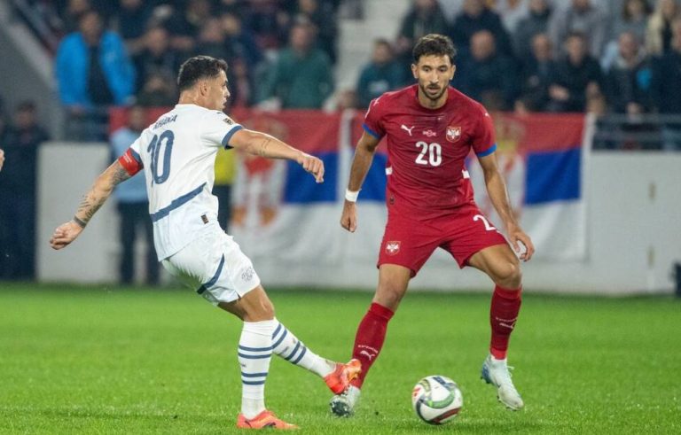 Granit Xhaka s’mund të bëjë asgjë vetëm, Serbia fiton ndaj Zvicrës