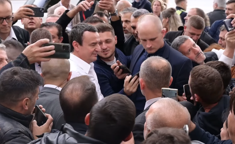 Kurti publikon pamje nga Mynihu: Schatz i themi vetëm atyre që e duan atdheun (Video)