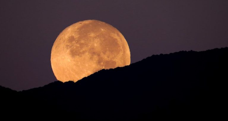 Më afër Tokës se çdo natë të vitit, ja kur Superhëna do të ndriçojë qiellin