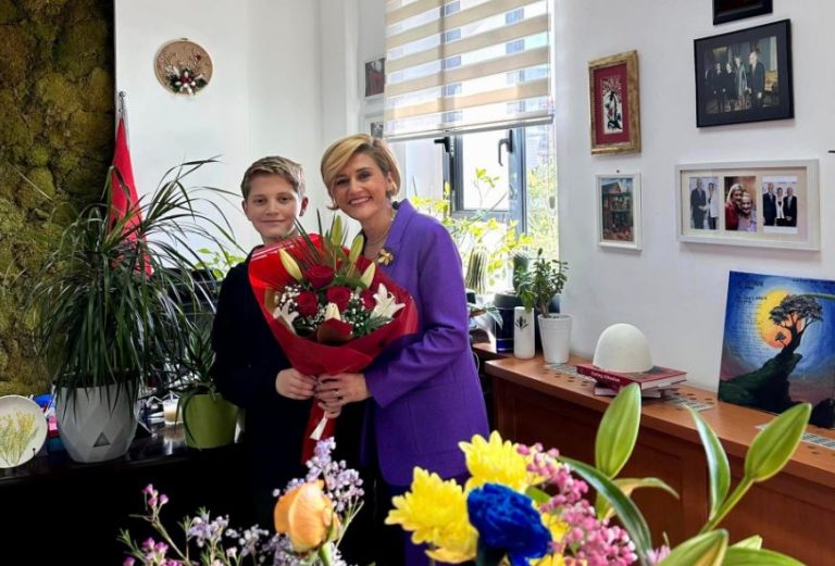 Mimoza Kusari Lila sot feston ditëlindjen, ja sa vite mbushi