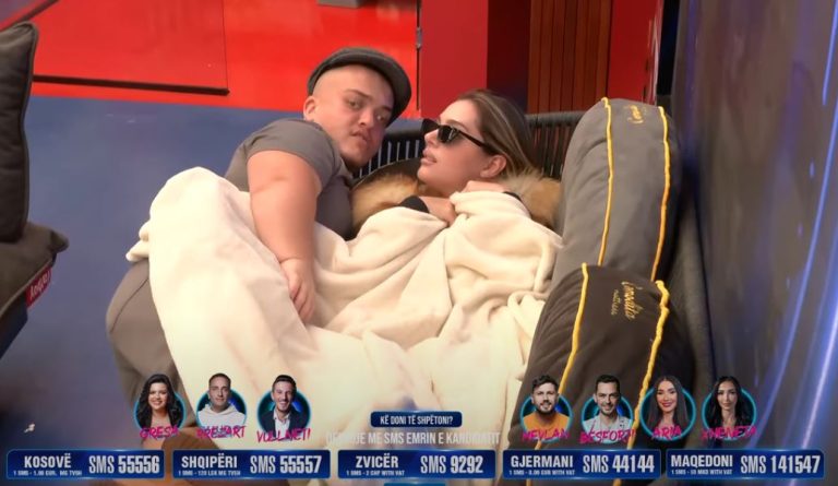 Burimi ia arrin qëllimit, shtrihet në shtrat me Lelën dhe e pëson këtë surprizë