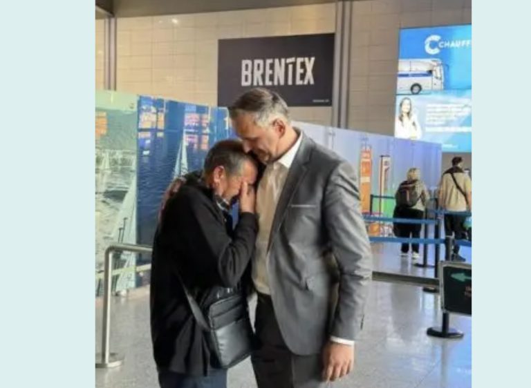 Mefail Bajqinovci përshëndetet me lot me kushëririn i cili vizitoi për herë të parë Kosovën