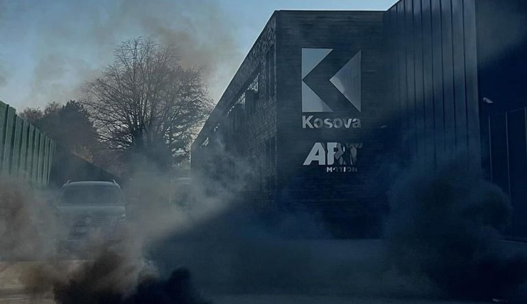 Sulm me mjete piroteknike në ambientet e Klan Kosovës – VIDEO