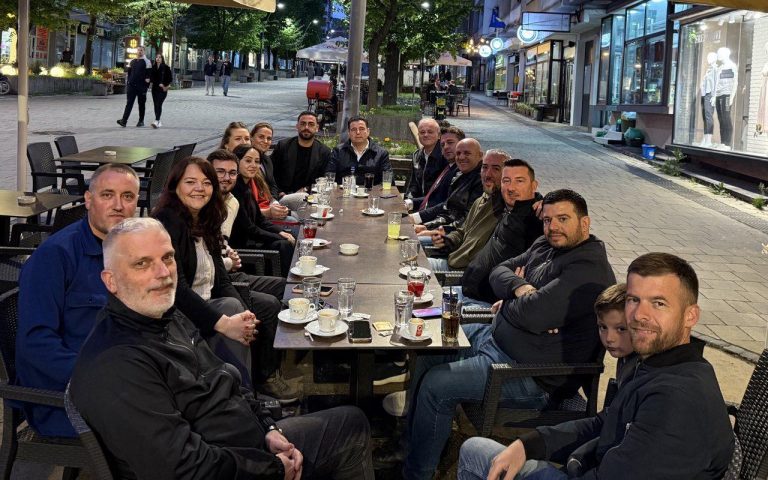 Rryma nuk u shtrenjtua në veri — deputetët e VV-së relaksohen me kafe atje