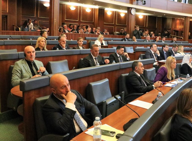 A po e ndryshon AAK-ja qëndrimin për Haxhiun si kryeparlamentare? Ja çfarë u konfirmua sot