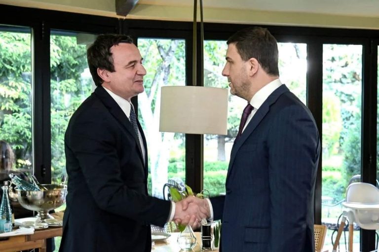 Memli Krasniqi i shkon nesër Albin Kurtit në takim