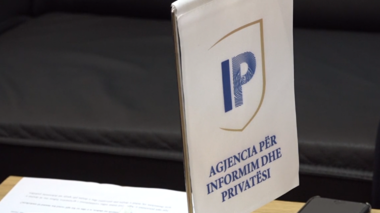 Incidenti skandaloz në AIP, dy zyrtare të shtetit u rrahën mes vete për një burrë