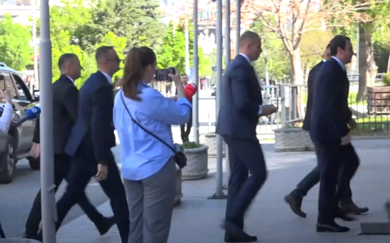 Dje njërin e shtynë, sot 7 rojet e Kurtit e bën edhe këtë veprim ndaj gazetarëve