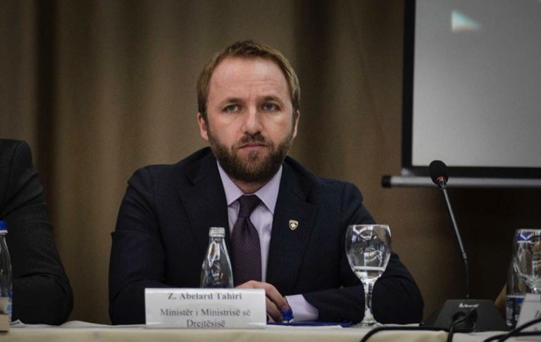 PDK-së i ‘mbet hatri’: Kurtit s’i lamë as vend për letër, e lëre më për kompromis!