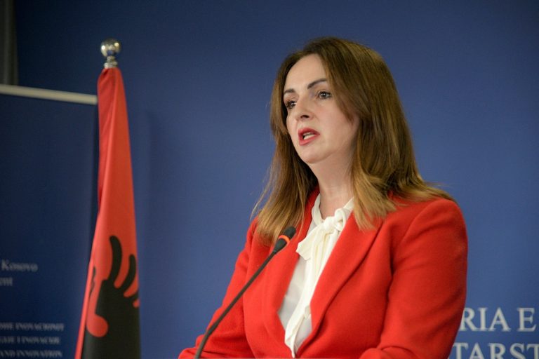 Arbërie Nagavci nuk e di se sa kushtuan librat për këtë vit shkollor, por thotë se ishin “më shtrenjtë”
