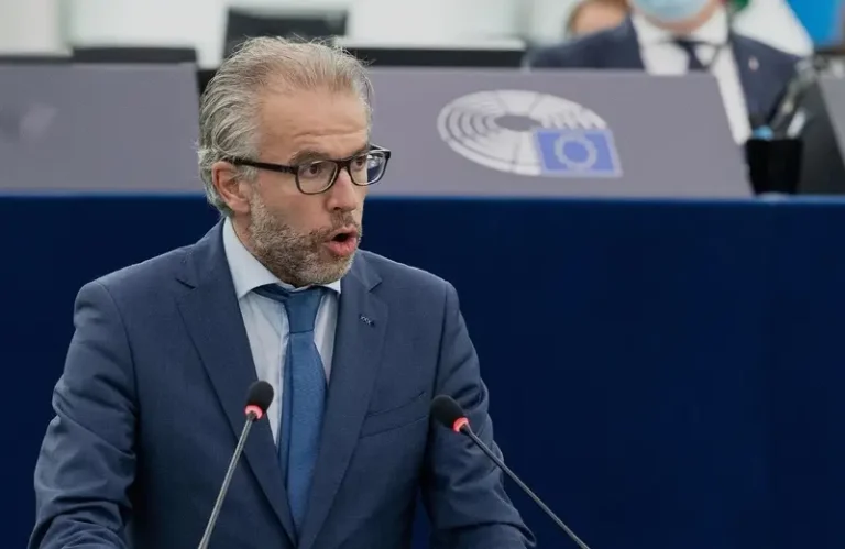 “A kështu trajtohet një mik?” – Thirrja e fortë në Parlamentin Evropian për Kosovën nga eurodeputeti holandez